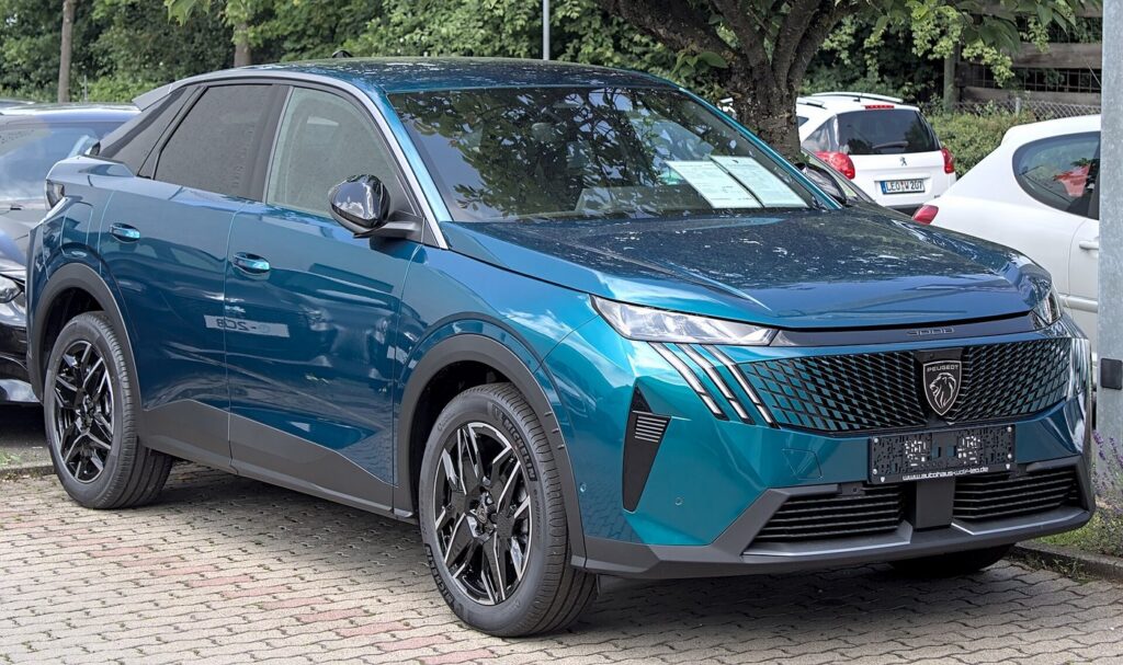 Peugeot 3008 en color azul, vista delantera tres cuartos
