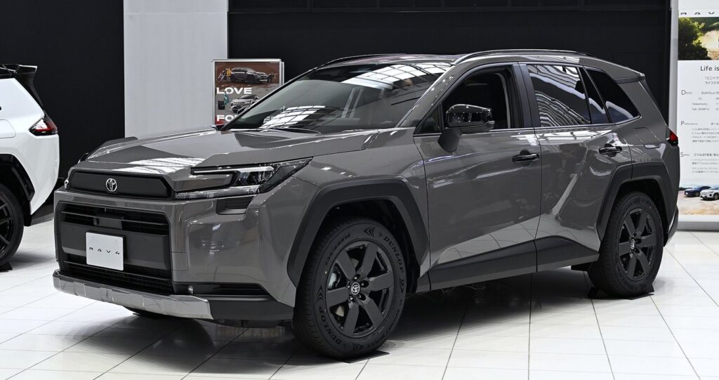 Nuevo Toyota RAV4 híbrido 2026 en color gris, vista delantera tres cuartos