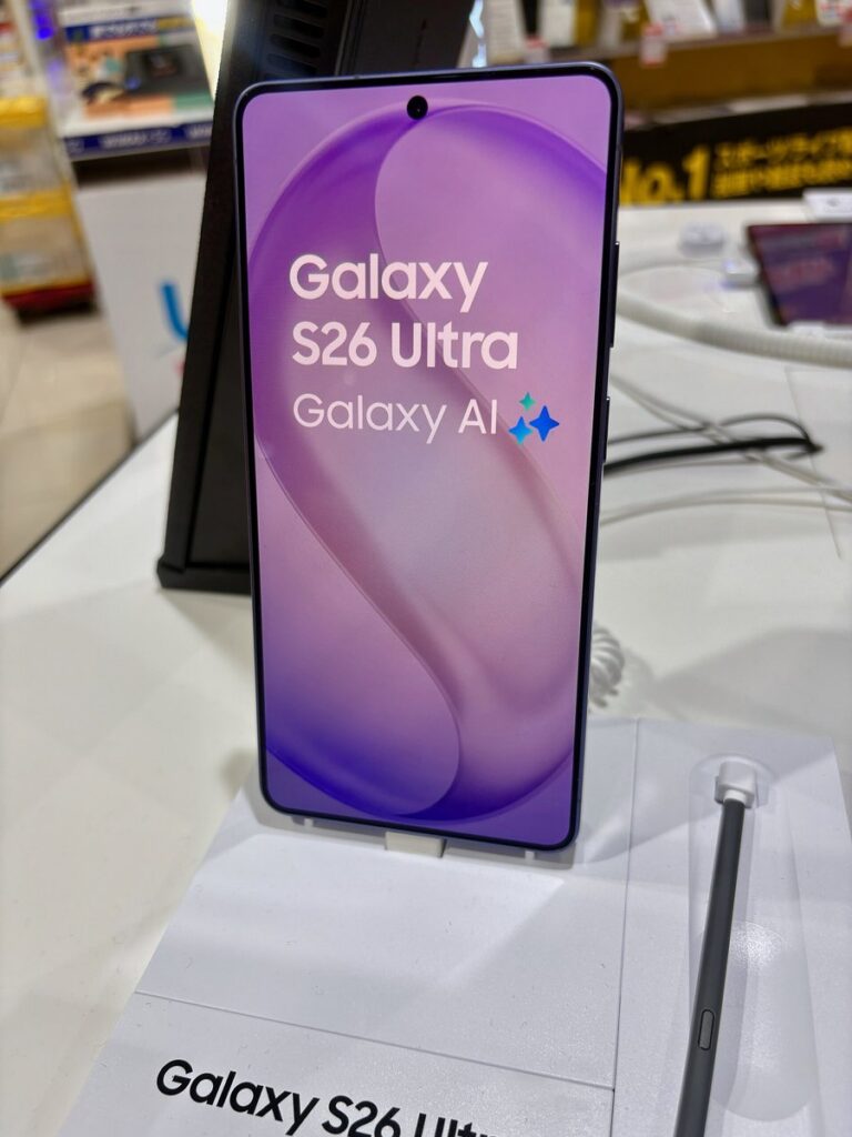 Samsung Galaxy S26 Ultra expuesto en tienda junto a su S Pen