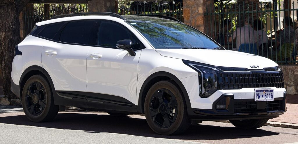 Kia Sportage GT-Line 2026 en color blanco, vista delantera tres cuartos
