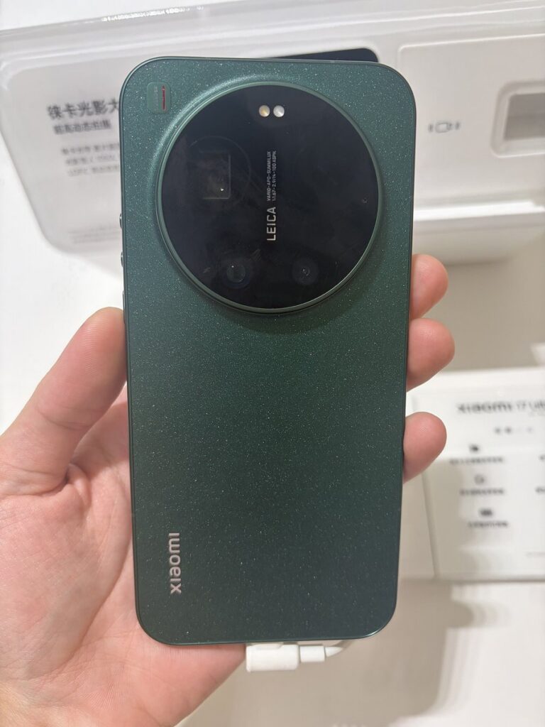 Parte trasera del Xiaomi 17 Ultra en color verde con su gran módulo circular de cámaras Leica